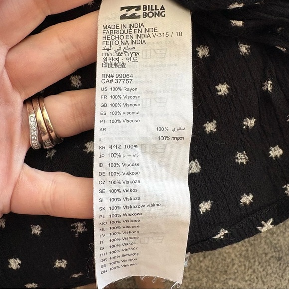 Billabong Cream and White Patterned Long Sleeve V-Neck Button Front Blouse - Picture 15 of 17